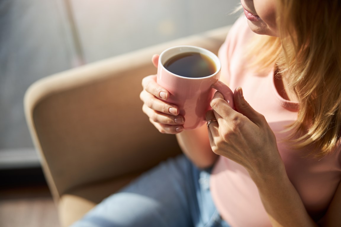 Femme buvant une tasse de café