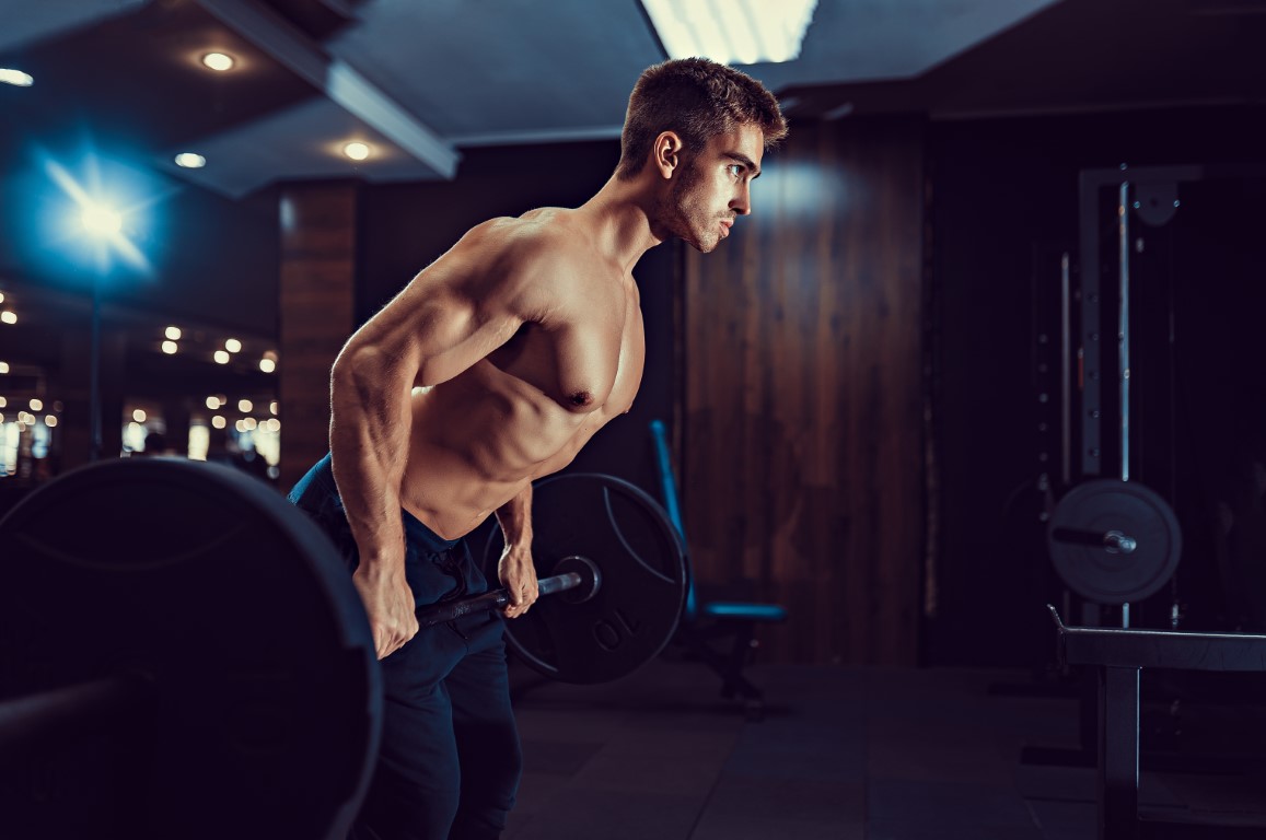 Vue de profil du rowing barre buste penché